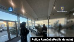 Perchezițiile au loc și la sediile unor firme de închiriere de mașini. Imagine furnizată de Parchetul General.