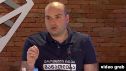 Уже к середине дня Мамука Бахтадзе в футболке с надписью «Образование. Национальная идея» отвечал на вопросы журналистов