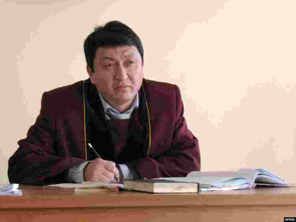 Руслан Сулейманов, судья по делу газеты «Тасжарган». Алматы, 16 января 2009 года. - Судья Медеуского районного суда города Алматы Руслан Сулейманов постановил взыскать с газеты «Тасжарган» и журналиста Алмаса Кушербаева солидарно три миллиона тенге в пользу депутата парламента Ромина Мадинова, а также обязал опубликовать опровержение статьи «Бедный латифундист», опубликованной в этой газете и ставшей поводом для судебного разбирательства. Позже решением городского суда Алматы сумма иска была увеличена до 30 миллионов тенге (около 200 тысяч долларов). Верховный суд оставил это решение без изменения.