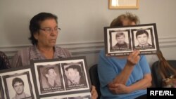 Members of a group called the Association of Kidnapped and Missing Serbs from Kosovo staged a protest at the Film Center of Serbia on September 21, calling for the resignation of its director. 