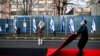 Postavljanje crvenog tepiha tokom ceremonije uspostavljanja diplomatskih odnosa Kosova i Izraela u Prištini, 1. februar 2021. 
