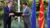 Predsednik Severne Makedonije Stevo Pendarovski, dodeljuje mandat za sastav buduće vlade lideru socijaldemokrata i bivšem premijeru Zoranu Zaevu. Skoplje, 13. avgust 2020.