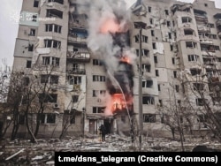 Flăcări în Kupiansk, din estul Ucrainei, după ce Rusia a lovit pe 6 aprilie.