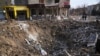 Воронка від удару російських військових на проспекті Миру в Маріуполі, 13 березня 2022 року