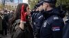 Demonstranti protestuju u Beogradu nakon nesreće na željezničkoj stanici u Novom Sadu, za koju okrivljuju nemar i korupciju vlasti. U tragediji je poginulo 14 osoba.
