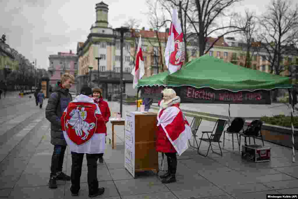 Актывісты ініцыятываў «Дапамога», ReBelarus і асацыяцыя палітвязьняў Беларусі паставілі намёт і празрыстую скрыню