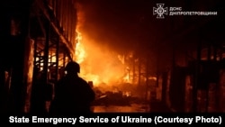 Pompierii sting un incendiu la un depozit lovit de un atac cu rachete rusești în Dnipro. 10 aprilie. (Fotografie de arhivă)