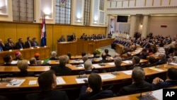 Predstavnici oporbenih stranaka i više ustavnopravnih i politoloških stručnjaka osudili su praksu vladajućih da bez konzultacija s njima rade novi Zakon o izbornim jedinicama