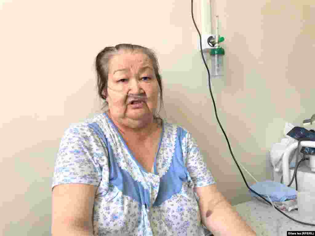 72-летняя Несибели Байжанова находится в реанимации более десяти дней. До этого она неделю лечилась дома. У нее диабет, на фоне заражения повысился сахар в крови, началась сердечная недостаточность и боли в желудке. «Мой сын умер от коронавируса», — говорит Несибели 