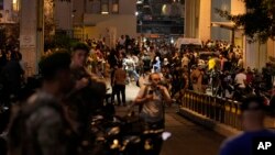 Oamenii se adună în fața spitalului universitar american după sosirea mai multor persoane care au fost rănite de pagere portabile care au explodat, în Beirut, Liban, marți, 17 septembrie 2024