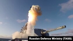 Пуск крилатої ракети «Калібр» із російського фрегата «Адмірал Горшков» під час стратегічних командно-штабних навчань «Грім-2019»