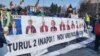 Fotografiile judecătorilor CCR, peste care e tipărit cuvântul „trădători”, au fost afișate la protestul de vineri din Piața Victoriei al simpatizanților lui Călin Georgescu.