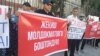 Жеңиш Молдокматовдун Бишкек шаардык сотунун алдындагы тарапташтары.