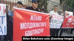 Жеңиш Молдокматовдун Бишкек шаардык сотунун алдындагы тарапташтары.