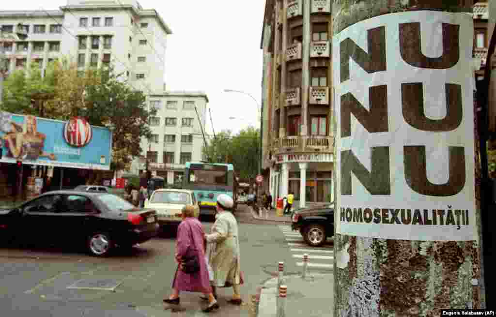 O organizație necunoscută a postat sute de afișe pe care era scris „Nu, nu, nu homosexualității” în centrul Bucureștiului, în 13 octombrie 2000.