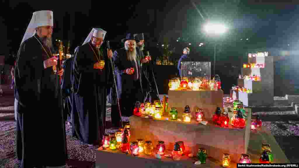 Священослужителі ставляють лампадки біля пам’ятника киянам і військовополоненим, розстріляним у Бабиному Яру