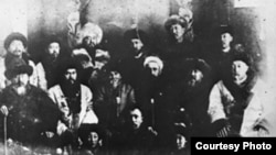 Оренбургга сүргүнгө айдалган кыргыз байларынын бир тобу. 1929. Ж.С.Бөтөнөев сунуштаган архивдик сүрөт.
