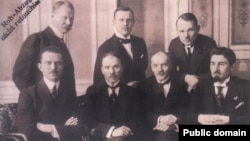 Кіраўнікі місій БНР у эўрапейскіх краінах, 1919 год. Сядзяць (злева направа): Яўген Ладноў, Васіль Захарка, Мікола Вяршынін, Леанард Заяц; стаяць: Лявон Вітан-Дубейкаўскі, Янка Чарапук, Яўхім Бялевіч. 