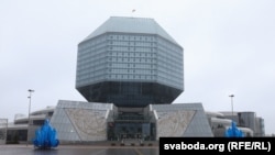 Нацыянальная бібліятэка на праспэкце Незалежнасьці ў Менску, архіўнае ілюстрацыйнае фота