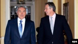 В Лондоне перед совместной пресс-конференцией в ноябре 2006 года Тони Блэр, в ту пору британский премьер (справа), сопровождает Нурсултана Назарбаева, бывшего тогда президентом Казахстана, по коридору внутри своей резиденции на Даунинг-стрит, 10. 