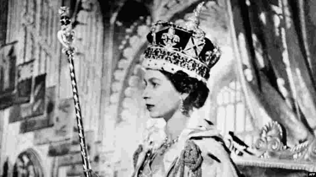 Елизавета II в день своей коронации в 1953 году: ей было 27 лет. Когда умер ее отец, ей пришлось срочно возвращаться из Африки, где она была с визитом: домой она прилетела уже в статусе монарха, а не принцессы 