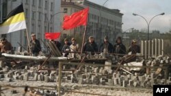 Защитники Белого дома на баррикаде. Москва, 1 октября 1993 года.