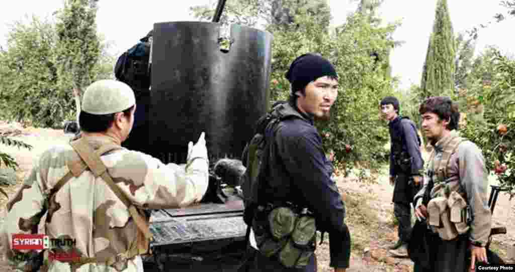 Министр иностранных дел Казахстана Ерлан Идрисов в ходе своего визита в Лондон 21 ноября заявил, что для возвращения «казахстанских джихадистов» в страну прилагаются усилия. Он сказал, что обострение ситуации с исламским радикализмом в Казахстане стало неожиданной ситуацией, вызвавшей удивление. На фото: «неизвестные азиаты», воюющие на стороне сирийских повстанцев.