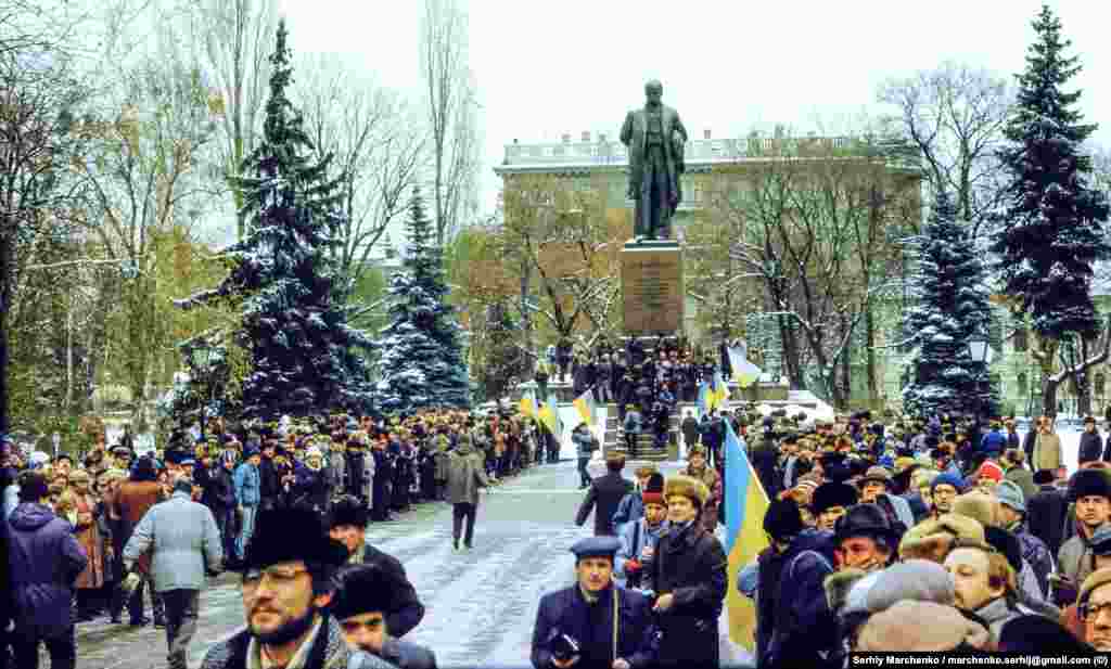 Біля пам'ятника Тарасові Шевченку навпроти КНУ