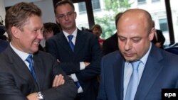 Gazprom chief Aleksei Miller (left) and Ukrainian Energy Minister Juri Prodan (right) in Berlin on May 26, 2014