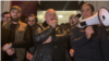 Кан Кварчия (в центре) на митинге, 15 ноября