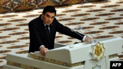 Turkmen President Gurbanguly Berdymukhammedov speaking before the Council of Elders in Ashgabat