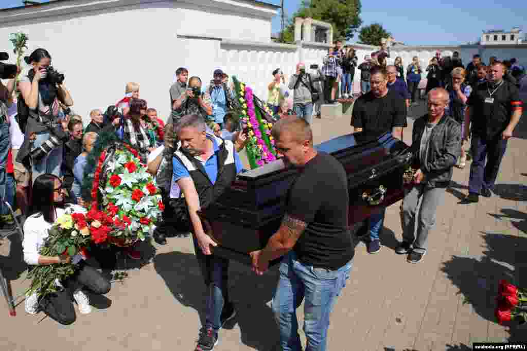 15 жніўня ў Менску пахавалі Аляксандра Тарайкоўскага — пратэстоўца, які загінуў падчас разгону дэманстрацыі каля станцыі мэтро «Пушкінская» 10 жніўня. За ўвесь час падчас пратэстаў пры розных абставінах загінулі сама меней 4 чалавекі. Пры гэтым улады і кіраўніцтва МУС ні разу не прызналі, што людзі загінулі ад рук сілавікоў. Гэтыя людзі на сёньня лічацца ахвярамі пратэстаў