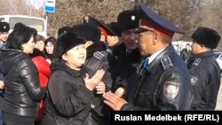 Полицейские делают предупреждение собравшимся на акцию протеста торговцам рынка. Алматы, ноябрь 2013 года.