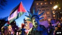 Un activist îmbrăcat ca Statuia Libertății, în cătușe, în timpul unei manifestații din Washington D.C. în sprijinul palestinienilor, în timpul vizitei premierului israelian Beniamin Netanyahu, 4 februarie 2025.