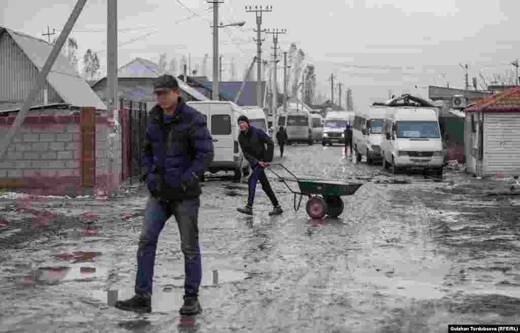 Эл ташыган кичи автобустар конуштун асфальт төшөлгөн жерине чейин эле каттайт. 