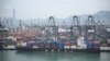 O navă de containere este andocată la terminalul de containere Kwai Chung din Hong Kong. 10 aprilie 2025.