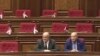 Իշխող «Քաղաքացիական պայմանագրից» հեռացված պատգամավորներ Հովիկ Աղազարյանը և Հակոբ Ասլանյանը ԱԺ նիստի ժամանակ, 16-ը ապրիլի, 2025թ. 