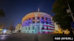 Un omagiu adus victoriei lui Trump pe clădirea din Banja Luka unde își are biroul liderul sârbilor bosniaci, la 6 noiembrie. 