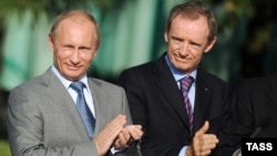 The head of the IOC Coordination Commission for the Sochi 2014 Olympic Winter Games, Jean-Claude Killy (right), with Russian President Vladimir Putin (file photo)