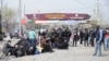 «Дешевле и быстрее ехать в Ош». Как узбекистанцы могут повлиять на рынок труда в КР