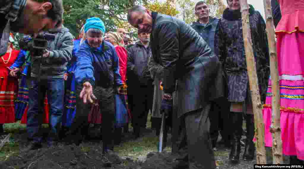 После выступлений «первые лица» Крыма отправились сажать аллею в сквере имени Радонежского неподалеку от парламента