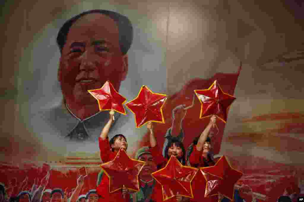 Nicio festivitate nu a fost anunțată pentru cea de-a 75-a aniversare, marți, cu excepția unei ceremonii de ridicare a drapelului în Piața Tiananmen, din Beijing. Garda de onoare a mărășăluit de la intrarea palatului care, în secolele trecute, a fost reședința împăraților chinezi, transmite Associated Press.