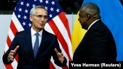 Генсекретар НАТО Єнс Столтенберґ (ліворуч) і міністр оборони США Ллойд Остін під час засідання Контактної групи з питань оборони України. Брюссель, Бельгія, 12 жовтня 2022 року 