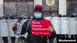 Навальныйды колдогон акциядан бир көрүнүш