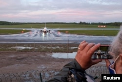 Avion kompanije Ryanair, prilikom sletanja na svoju prvobitnu destinaciju, aerodrom u Vilnjusu, u Litvaniji, 23. maja. U njemu je prethodno bio beloruski opozicioni bloger i aktivista Raman Protasevich koji je priveden pošto je avion preusmeren u Minsk