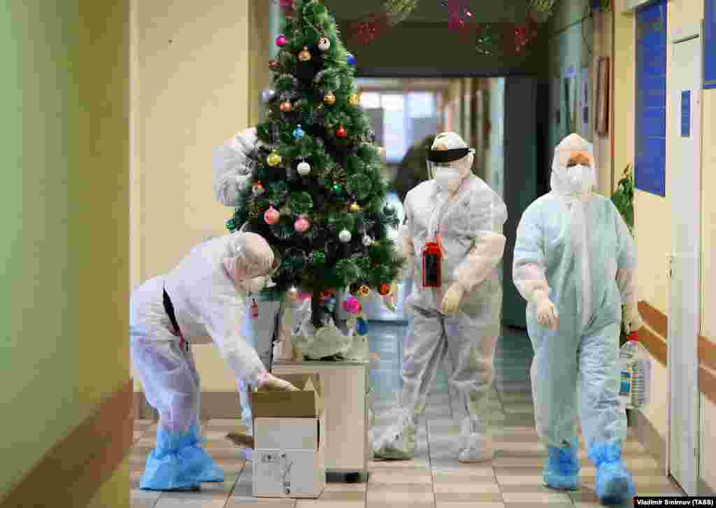 Medical workers in full protective gear set up a New Year spruce on December 10 at a hospital in Ivanovo that admits COVID-19 patients. 