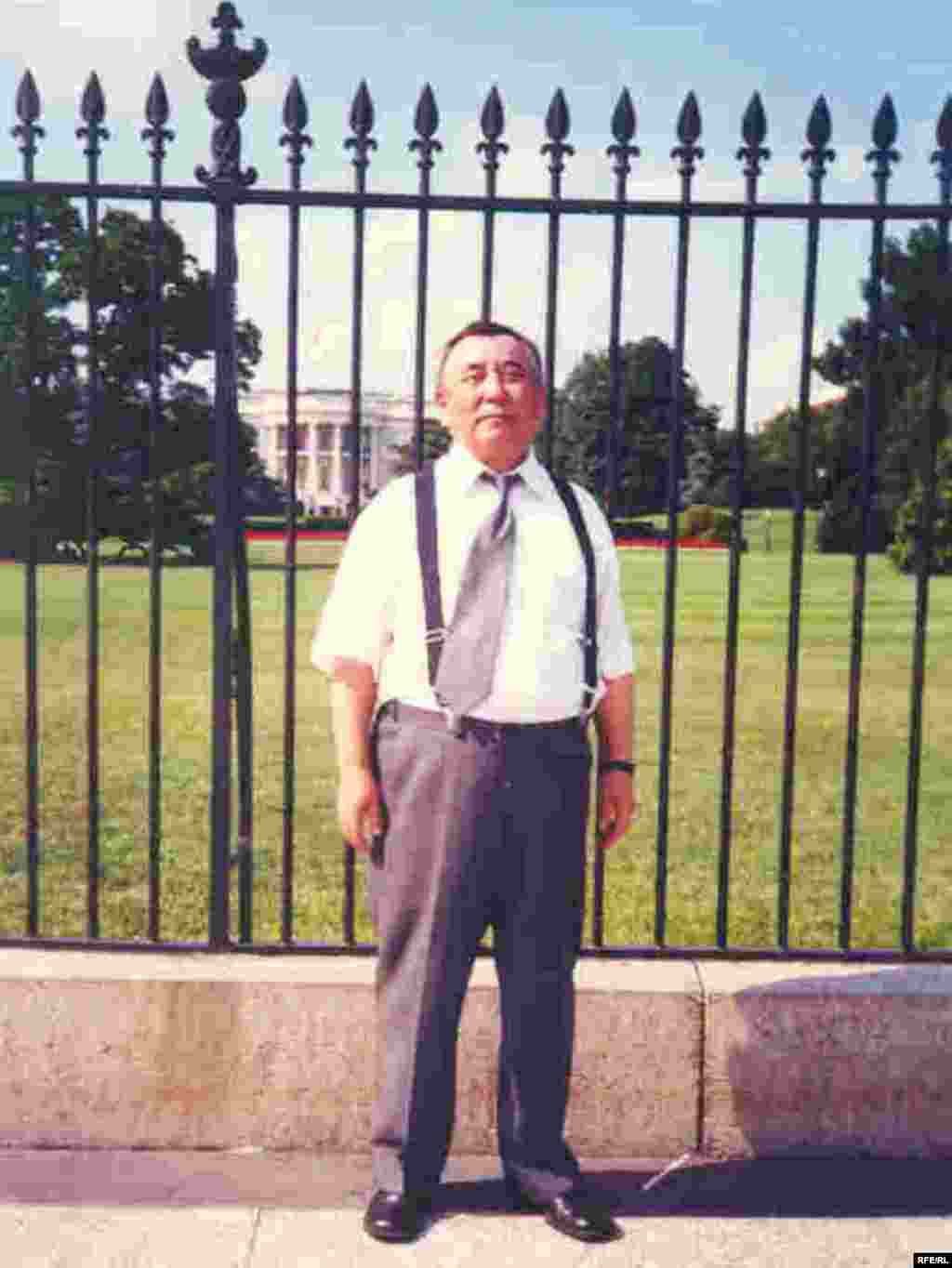 Перед зданием Белого дома в Вашингтоне. - В 2001 году по приглашению Конгресса США Каришал Асанов участвовал в слушании о положении прав человека в странах Центральной Азии.