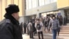 Активисты у здания Национального банка Казахстана. Алматы, 12 февраля 2014 года.