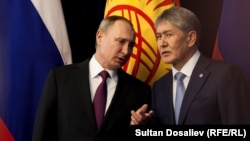 Президенты России и Кыргызстана Владимир Путин и Алмазбек Атамбаев. Архивное фото.
