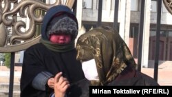 Акция родителей ВИЧ-инфицированных детей у стен парламента, Бишкек, 1 ноября 2011